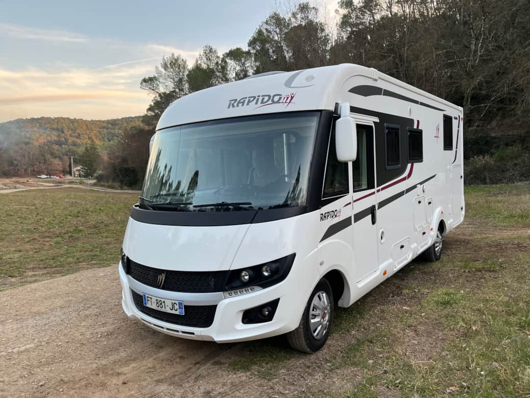 CAMPING-CAR A LOUER 83 RAPIDO 8086 DF