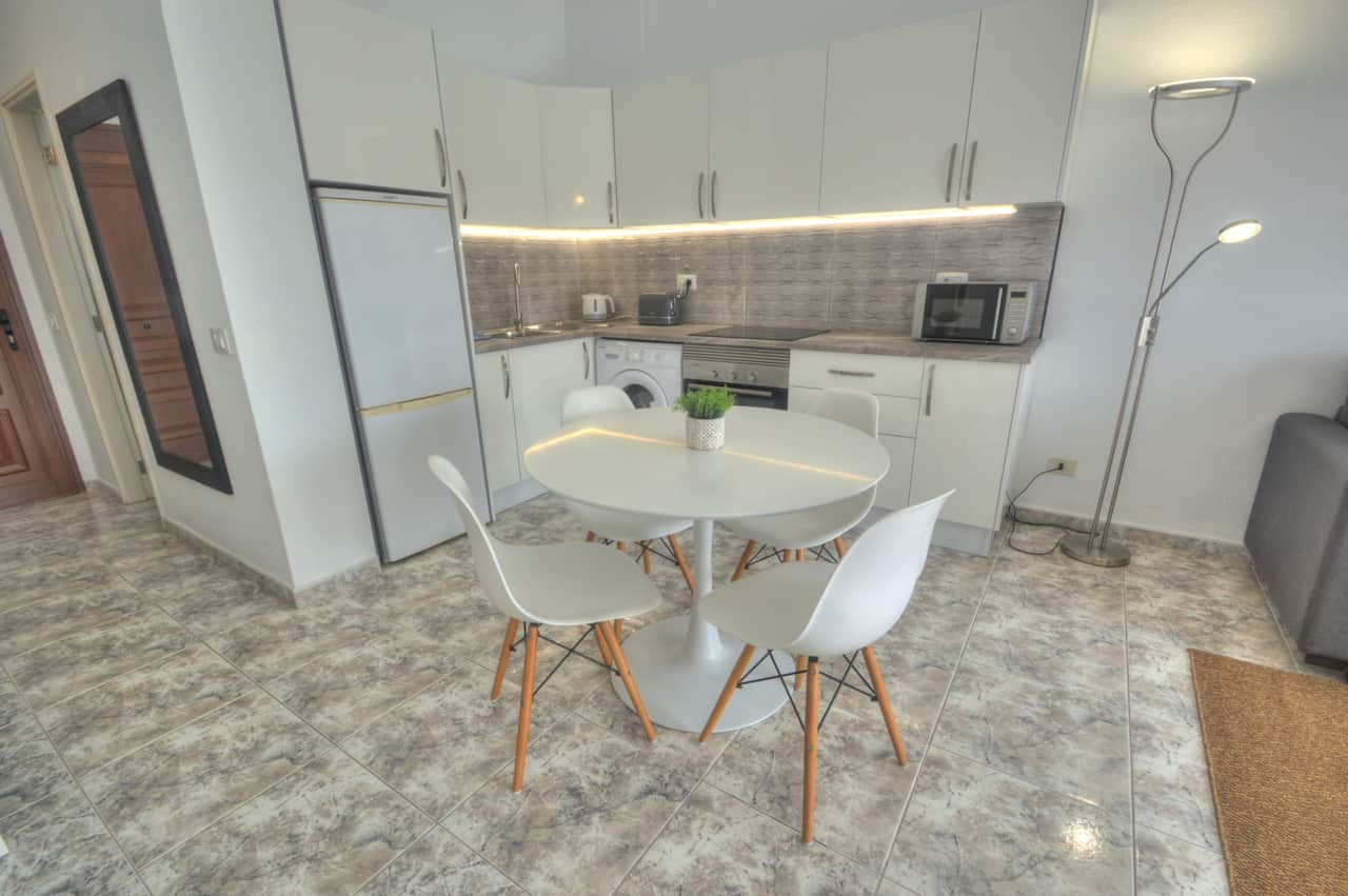 Cucina e tavolo con sedie