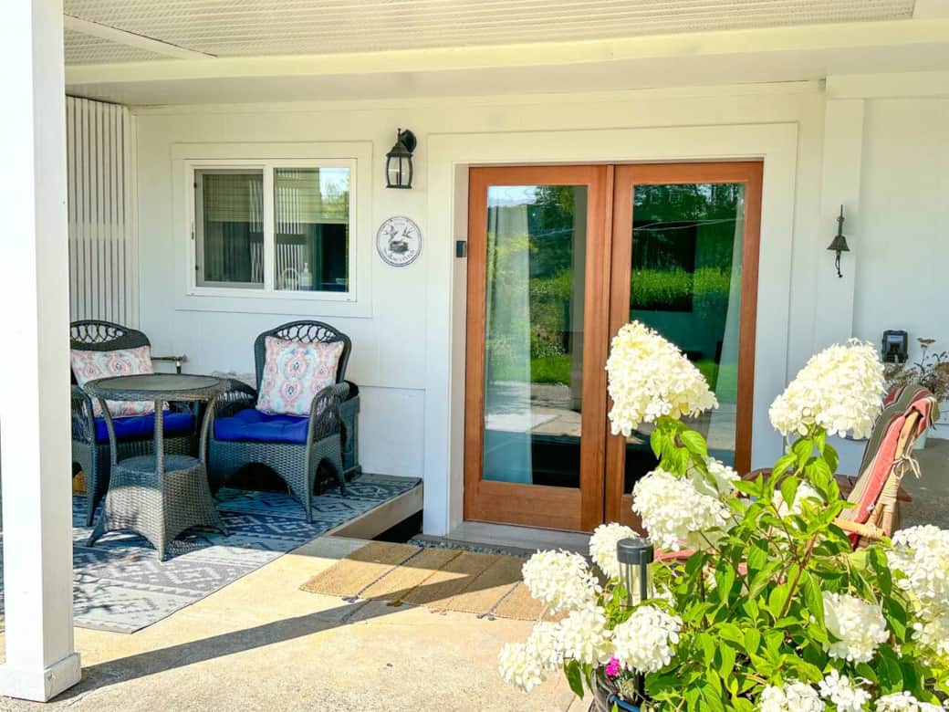 Entrance & seating area