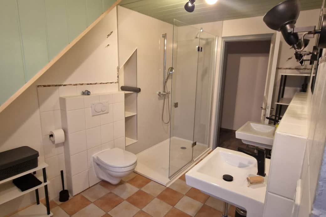 Modernes Bad mit Dusche in der Ferienwohnung Beckenhölzle Modernes Bad mit Dusche in der Ferienwohnung Beckenhölzle