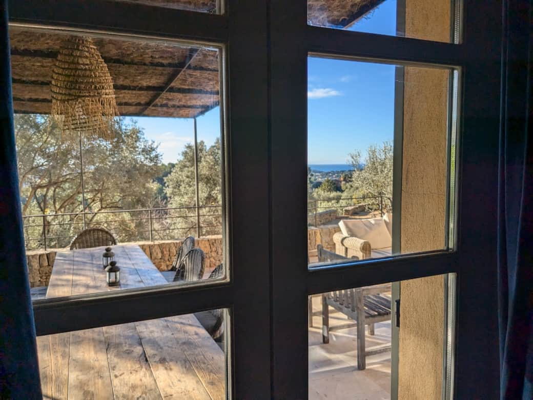 Terrasse vue depuis la chambre indigo.
Table de ferme en chêne pour 14.
On aperçoit la mer au loin.