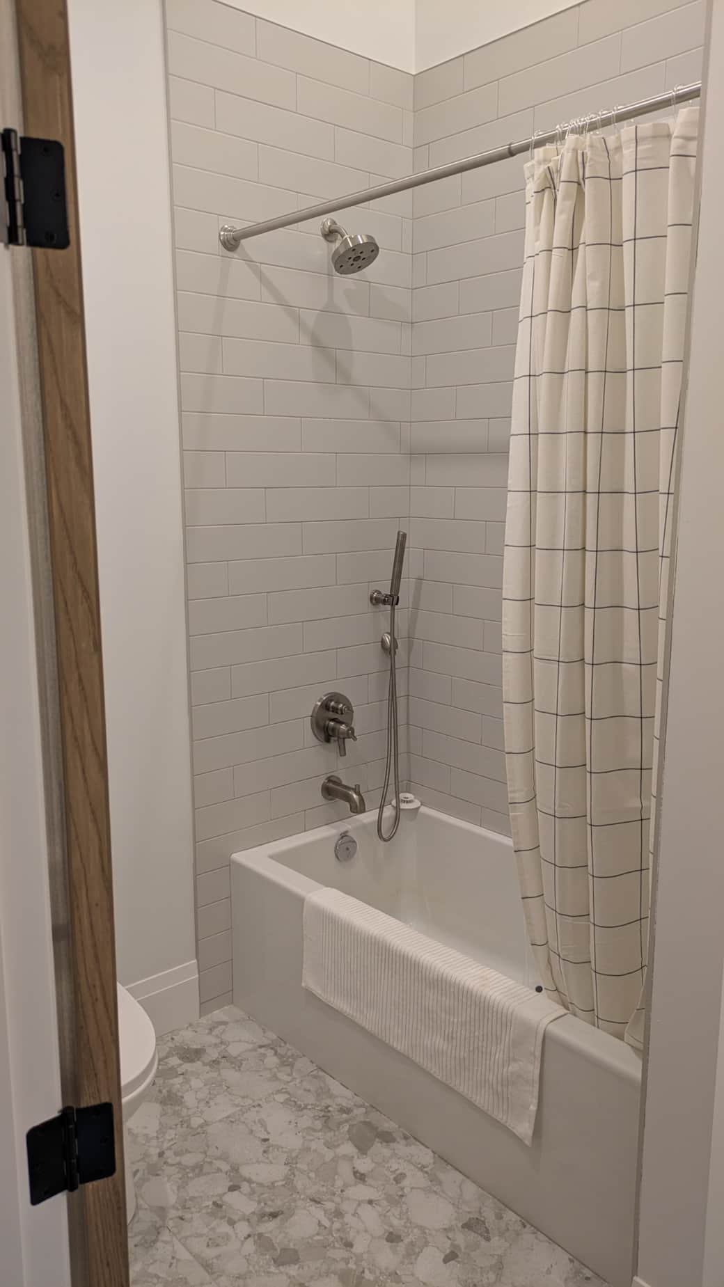 PXL 20250827 221823052