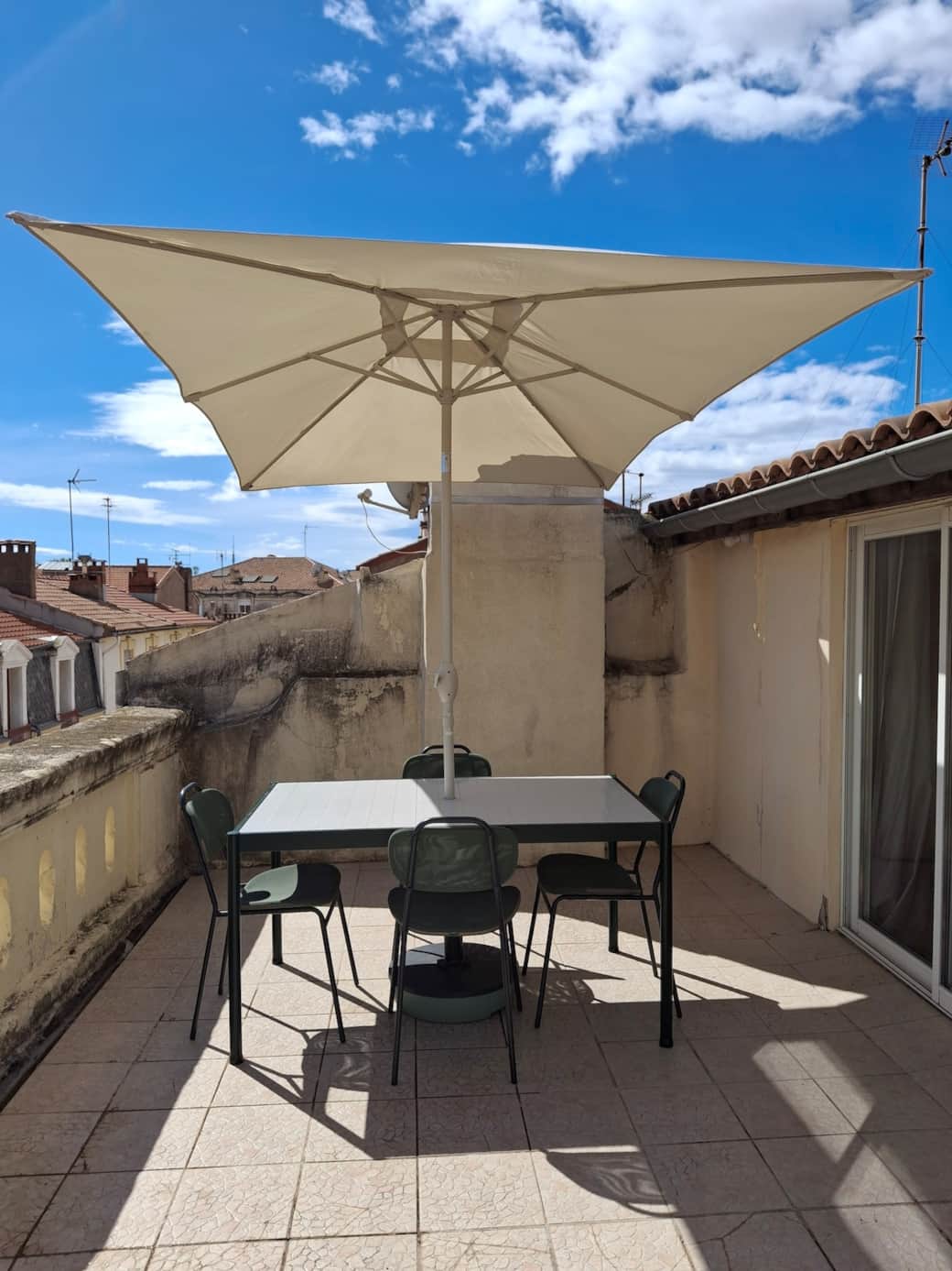Prenez un moment pour vous détendre sur la terrasse, avec une vue dégagée sur les toits de Béziers. Le salon de jardin, composé d'une table, de quatre chaises et de deux chaises longues, est l'endroit parfait pour profiter de l'extérieur.