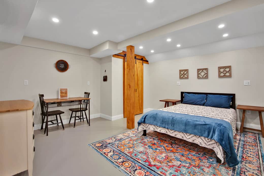 Raven Feather Retreat - Unit 3 - Queen Bed, private entrance, private bathroom