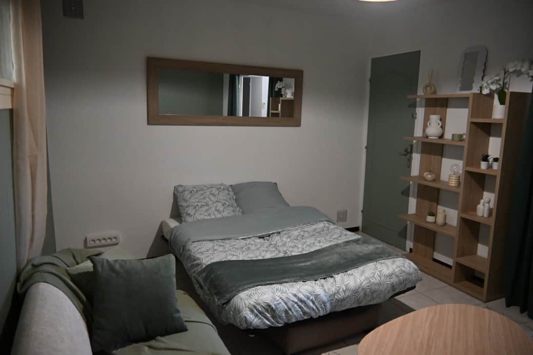séjour cosy et naturelle aménageable en chambre doté de rideaux occultants pour plus d'intimité