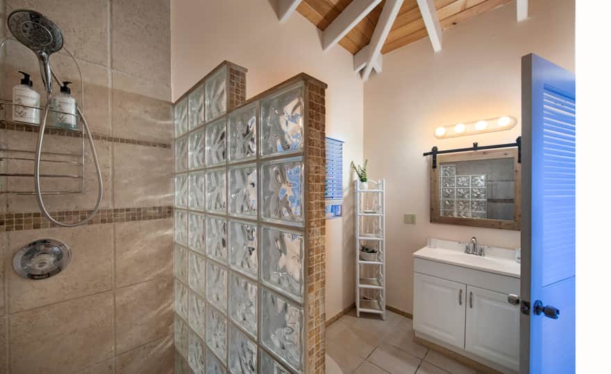 Upper level en suite bathroom