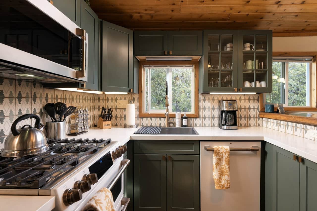 34 1378-lassen-ct-kitchen-04-modern-cabin-kitchen-near-bear-mountain-resort-big-bear-vacation-rental