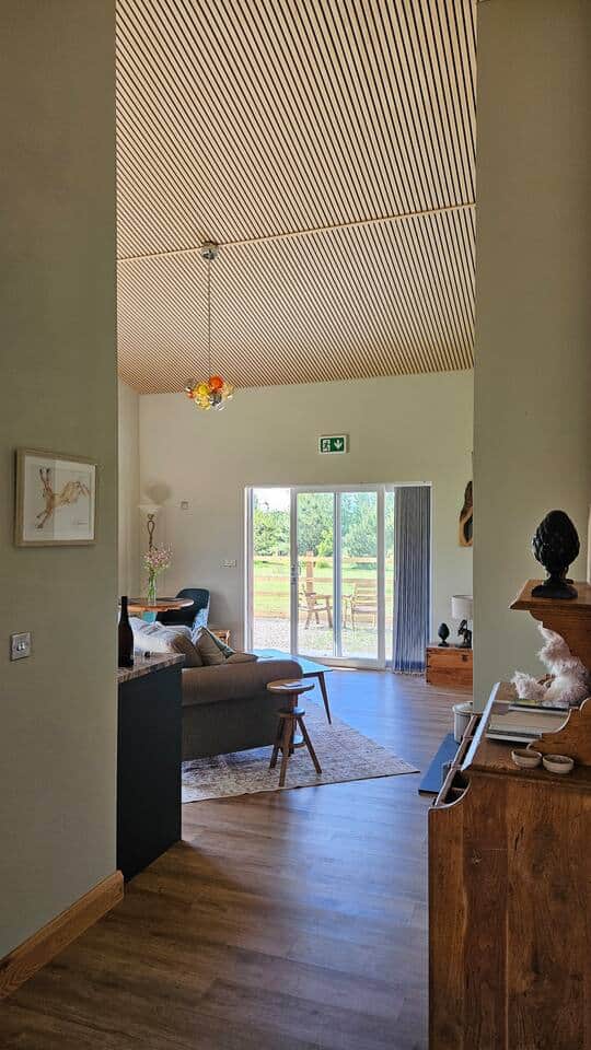 Light airy and spacious. Comfortable Sofa - Smart TV - Dining table - WiFi- Great views