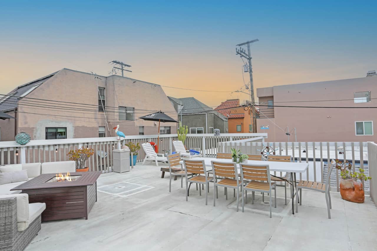 HUGE Rooftop w/ Fire Pit & Outdoor Dining