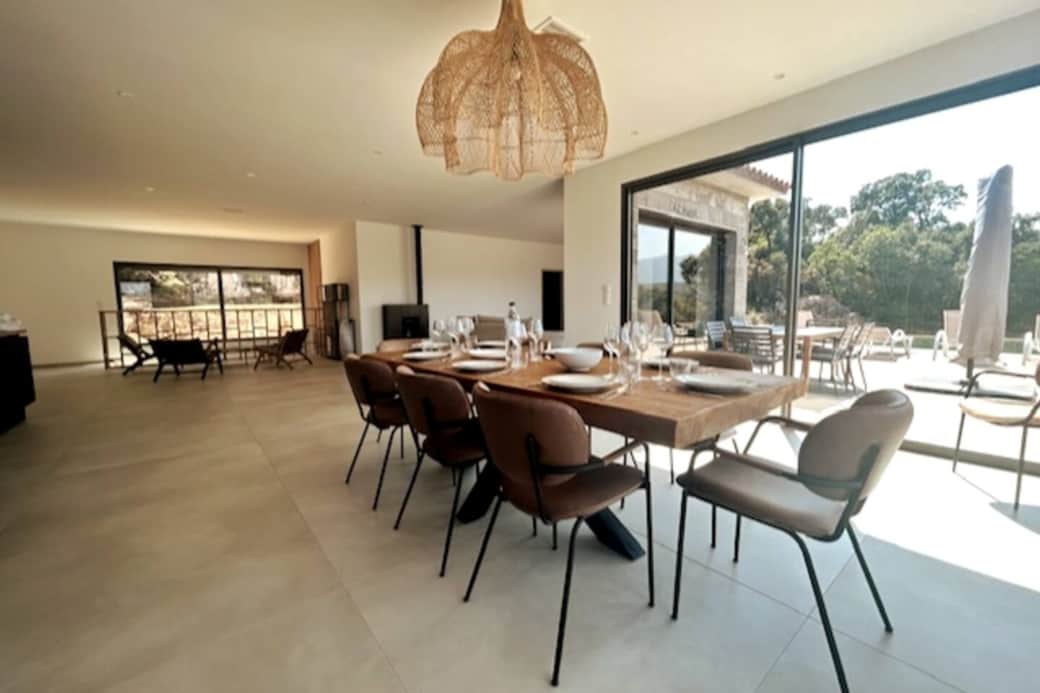Salle à manger vue de la cuisine 