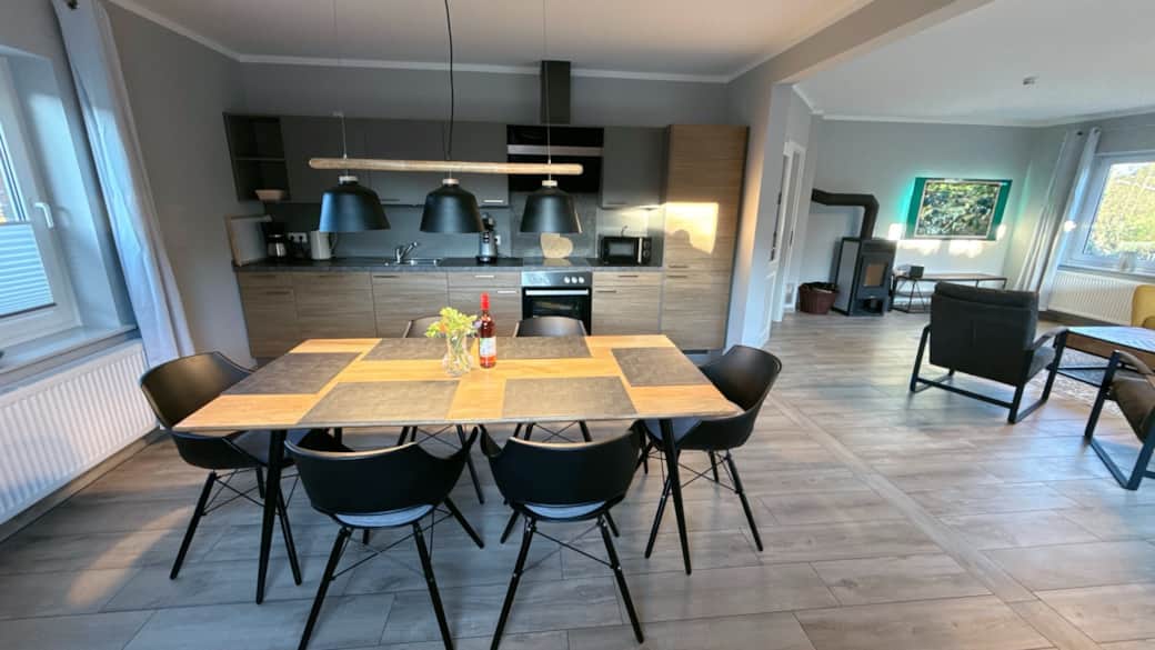 04 ferienhaus inseltraum fehmarn kueche esstisch 01