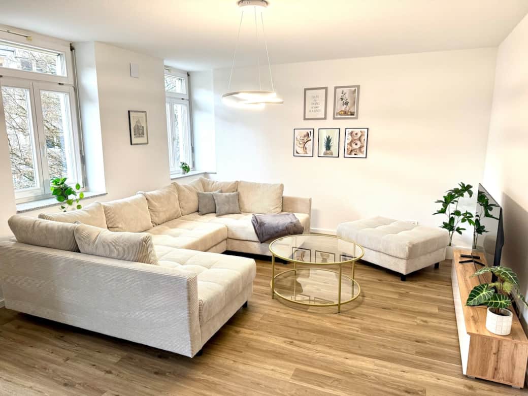 Das Wohnzimmer mit direktem Blick auf den Marienplatz. Das wunderschöne XXL Sofa lädt zu einer gemütlichen Runde ein. Also ein Ort zum Verweilen und Genießen. Das Wohnzimmer mit direktem Blick auf den Marienplatz. Das wunderschöne XXL Sofa lädt zu einer gemütlichen Runde ein. Also ein Ort zum Verweilen und Genießen.