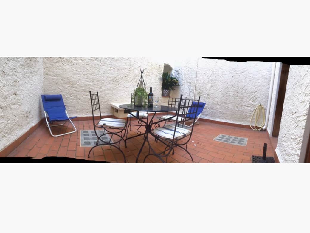 Vous êtes à 50 m de la crique de Collioure ... Et vous avez votre patio à l abris de la foule.... Vous êtes à 50 m de la crique de Collioure ... Et vous avez votre patio à l abris de la foule....