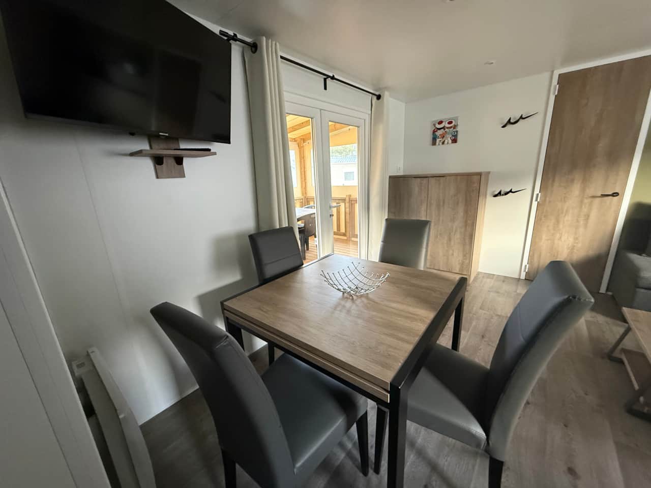 Espace repas, coin TV