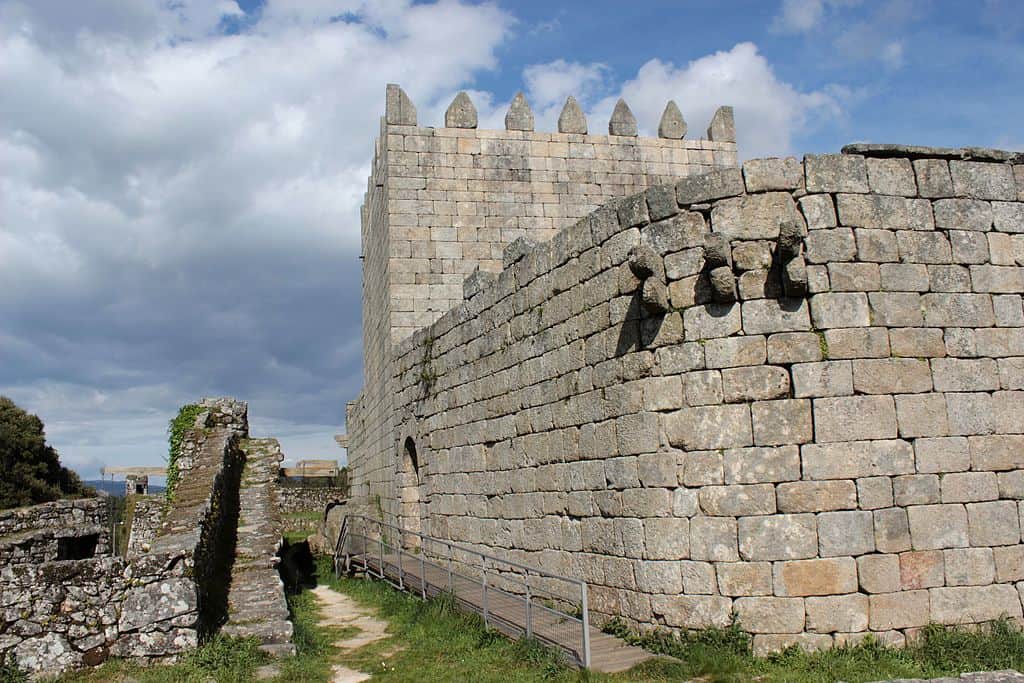 crest-houses-lindoso-geres-castle-walls.jpg