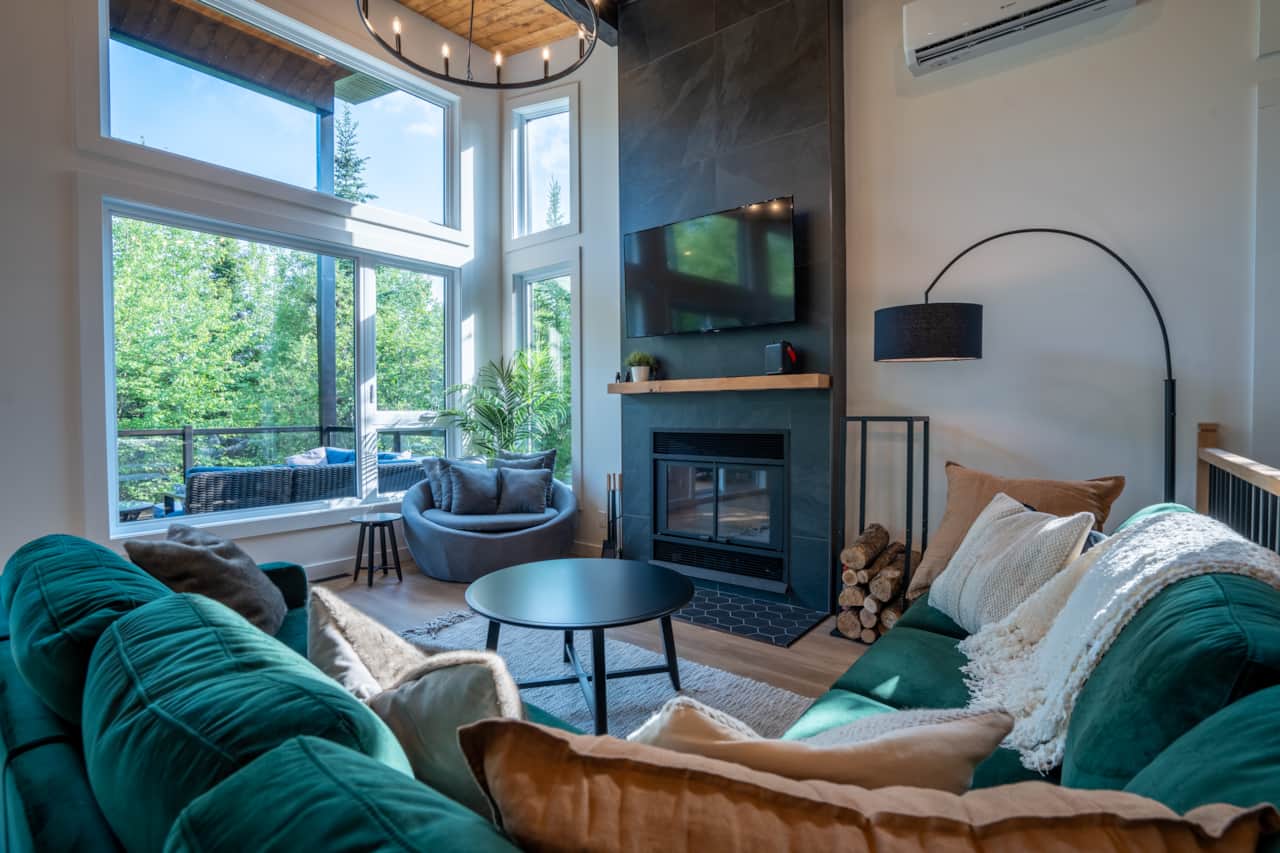Salon avec foyer au bois