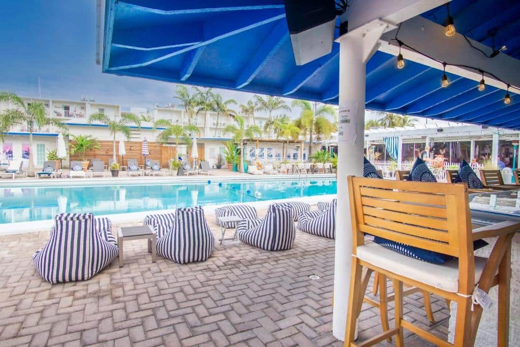 Pool Bar