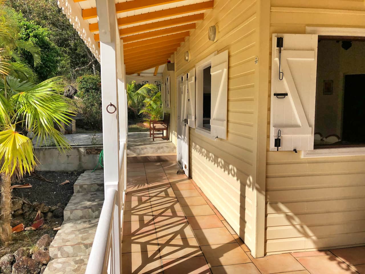 Accès extérieur à la terrasse de la villa Cajou