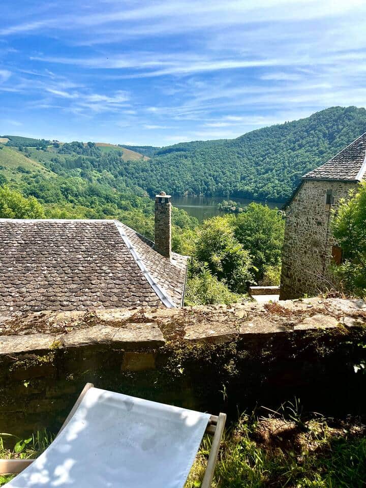 Vue depuis la terrasse du Gite sur le Lac de Lanau et les Gorges de la Truyère depuis la terrasse !