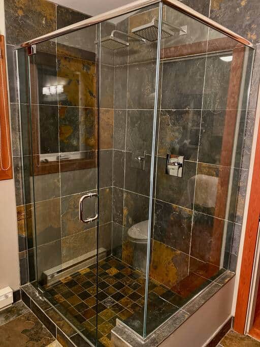 Washroom - Bathtub & Shower
(Dual headed shower - Room 1 only)
Washroom - Bathtub & Shower
(Dual headed shower - Room 1 only)