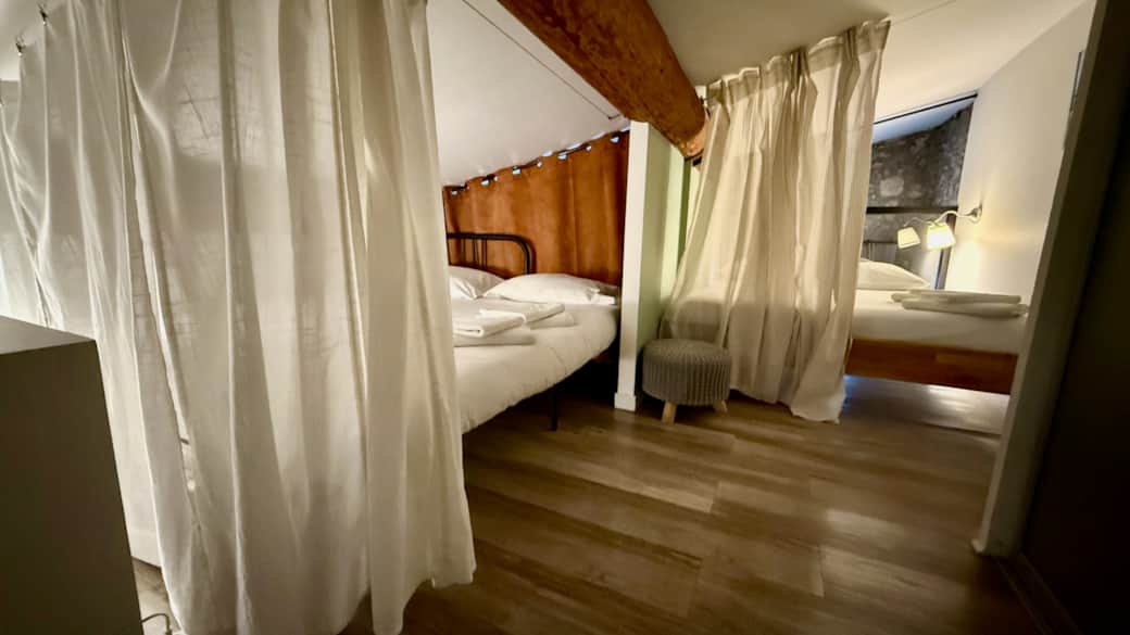 Chambre N°3 Mezzanine sous pente hauteur entre 170 et 130 cm