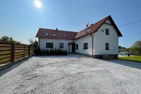 Das Haus und der Parkplatz