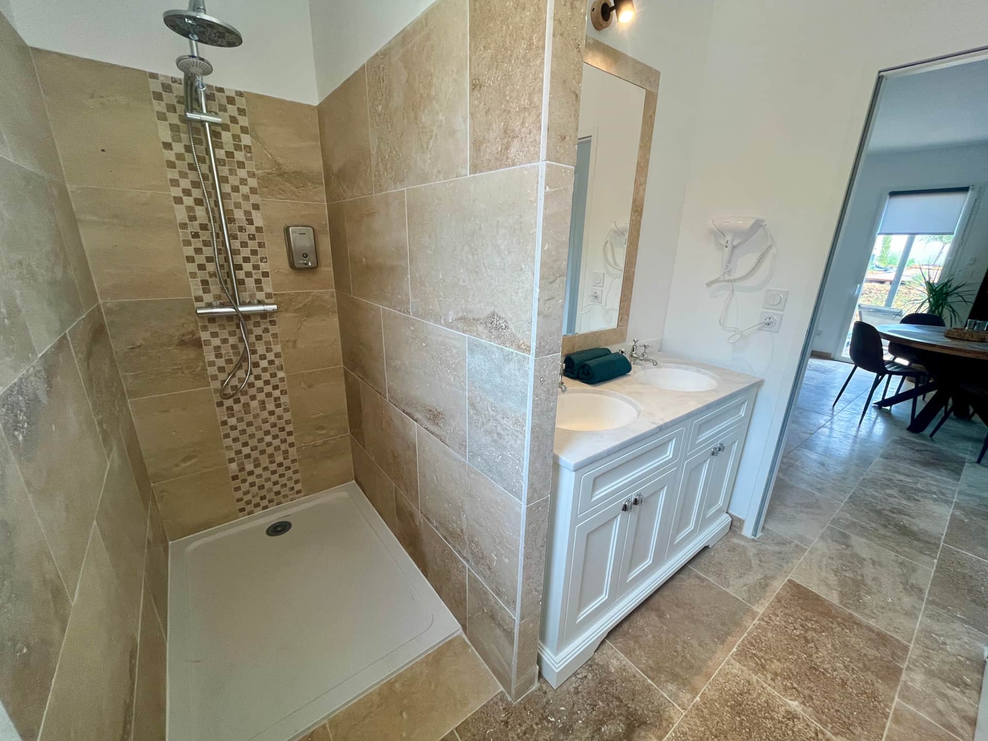 Salle de bain moderne avec douche italienne proche Uzès