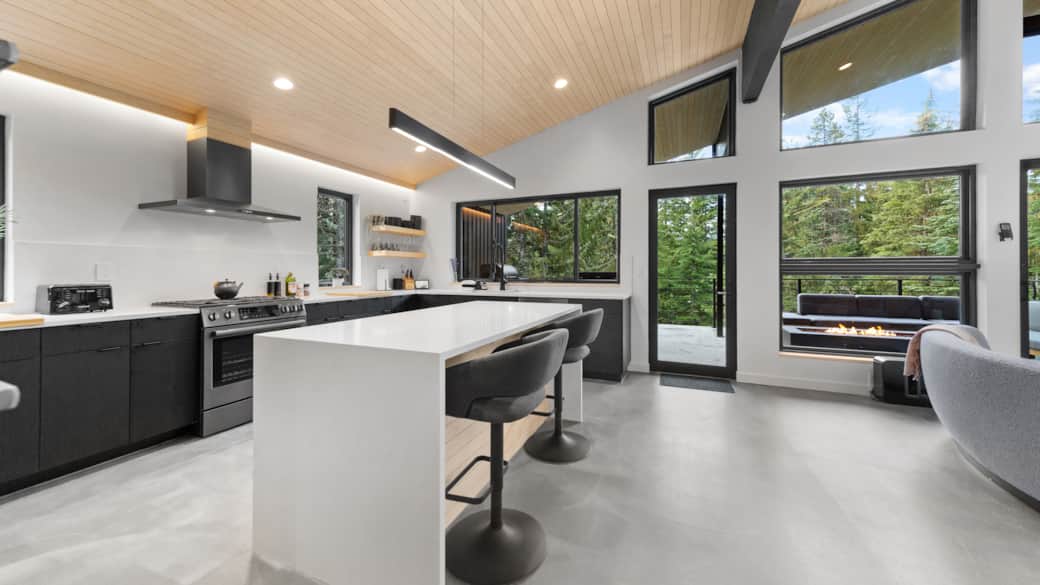 RAVN HAUS - Canopy - Kitchen Island Range Outdoor Firepit Treetop View _ VRBO RAVN HAUS - Canopy - Kitchen Island Range Outdoor Firepit Treetop View _ VRBO