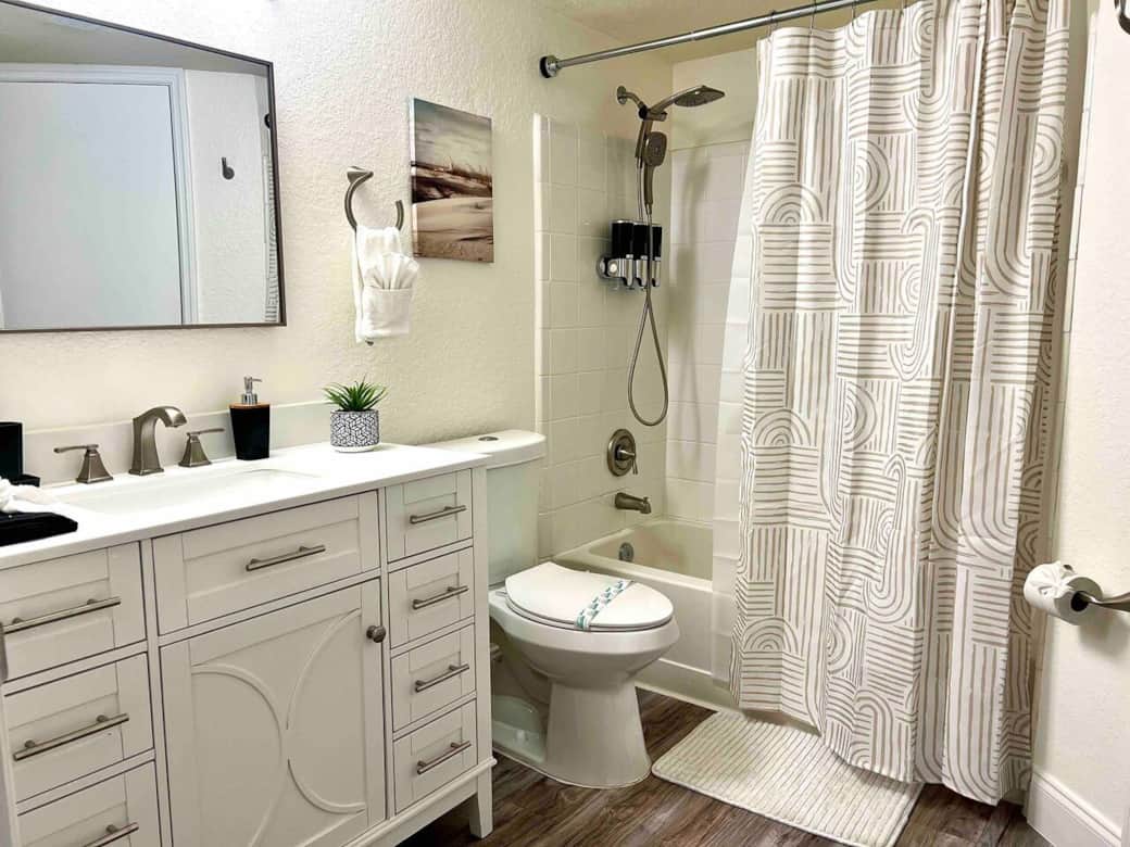 Fully equipped master bathroom
(Premium towels with 100% vegan shampoo, conditioner & body wash) Fully equipped master bathroom
(Premium towels with 100% vegan shampoo, conditioner & body wash)