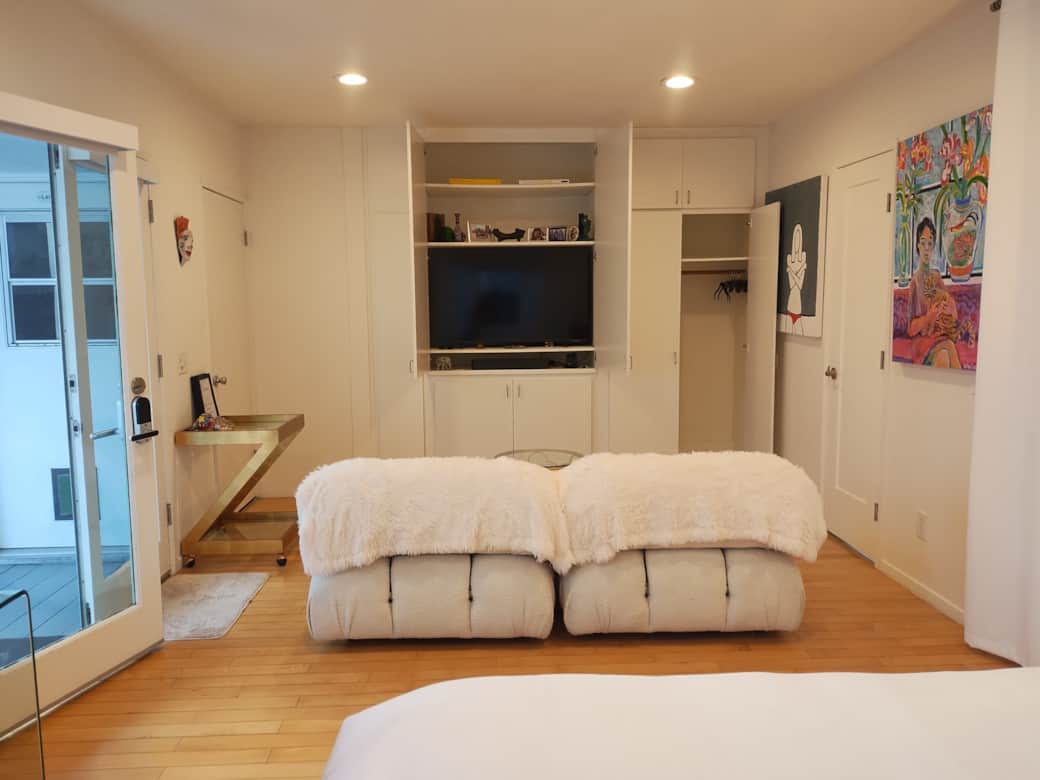 Comfy sofa, flatscreen TV, closet