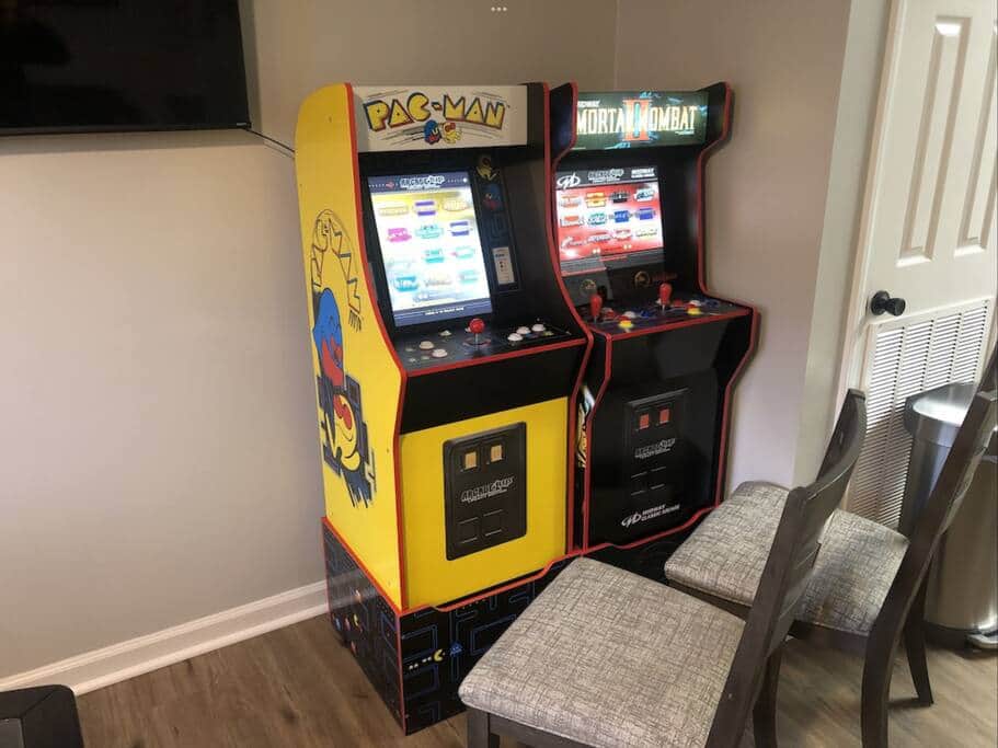 Over a dozen arcade games, enough for everyone to high score!