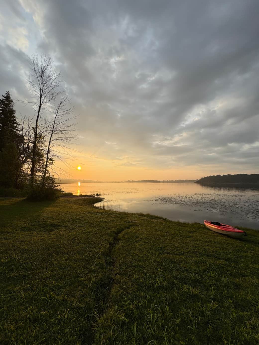 Beautiful views over the lake. You will wake up to amazing sunrises.