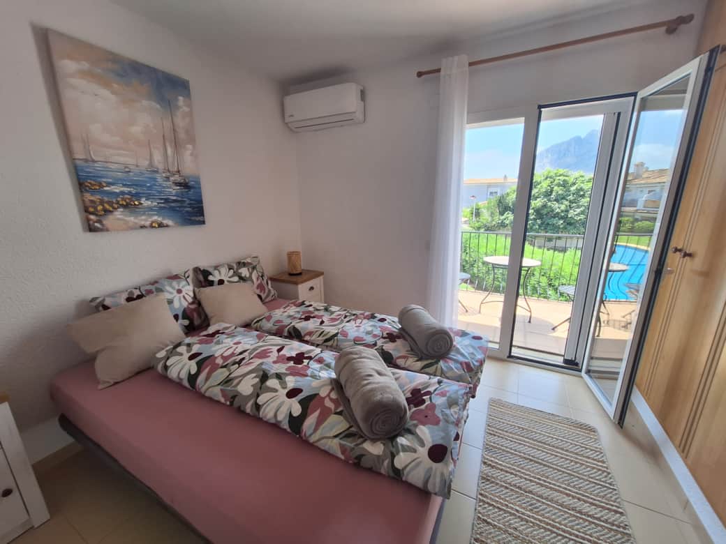Schlafzimmer mit Doppelbett