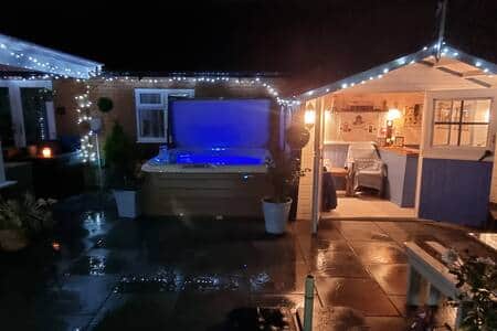 Hot tub & Summerhouse at night