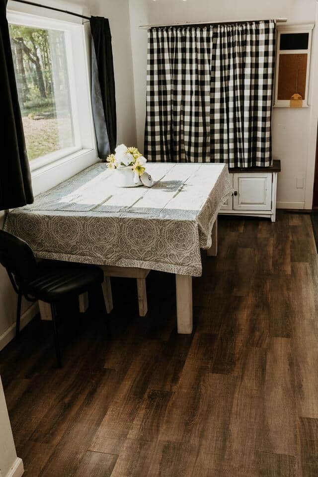 Table seats up to 6 with benches on both long ends and dining chair on each short end Table seats up to 6 with benches on both long ends and dining chair on each short end