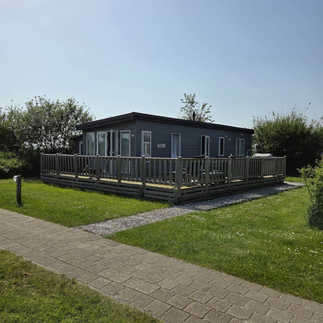 Modernes Ferienhaus mit großzügiger, umzäunter Terrasse – perfekt zum Entspannen im Freien. Modernes Ferienhaus mit großzügiger, umzäunter Terrasse – perfekt zum Entspannen im Freien.