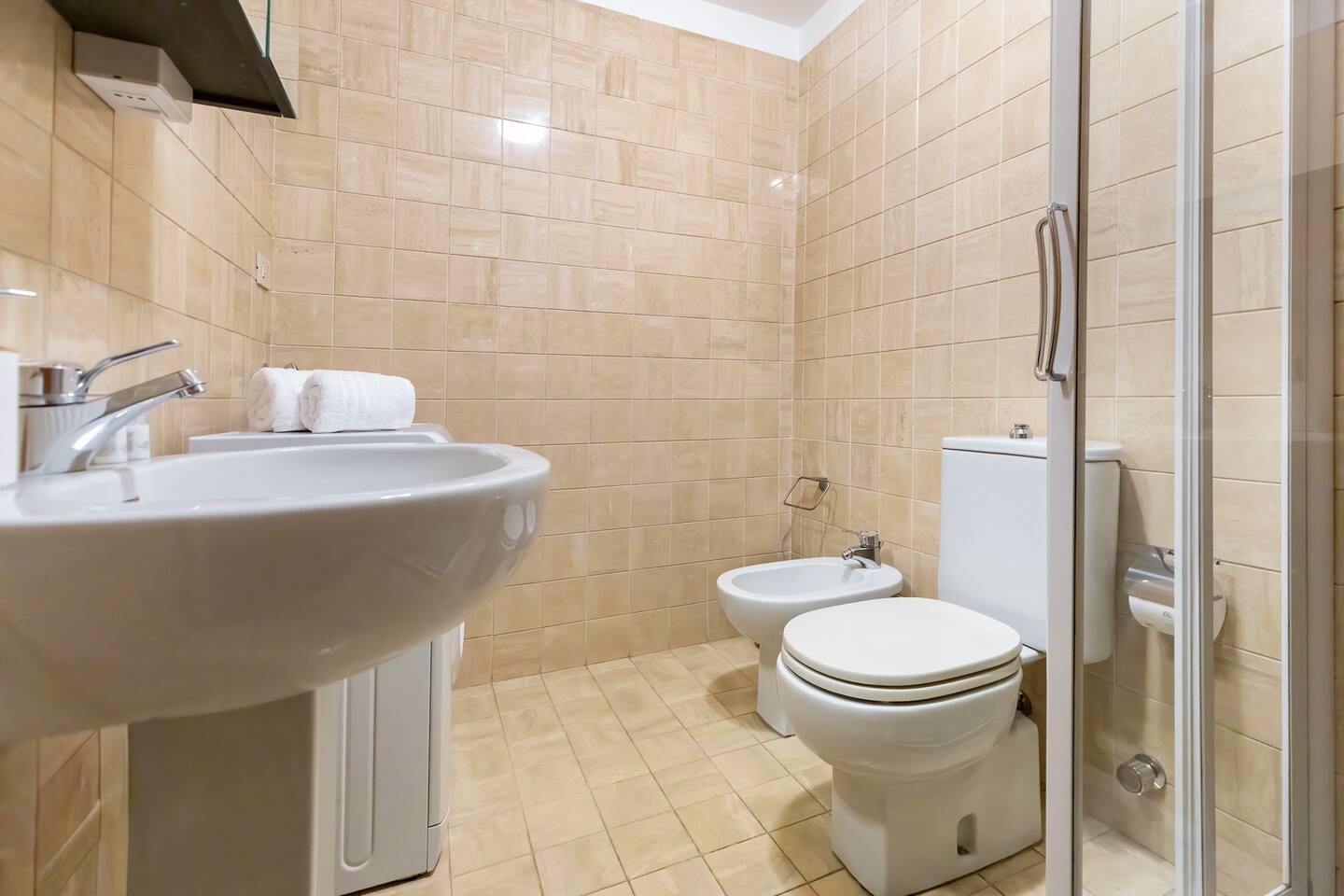 Bagno di servizio completo con box doccia