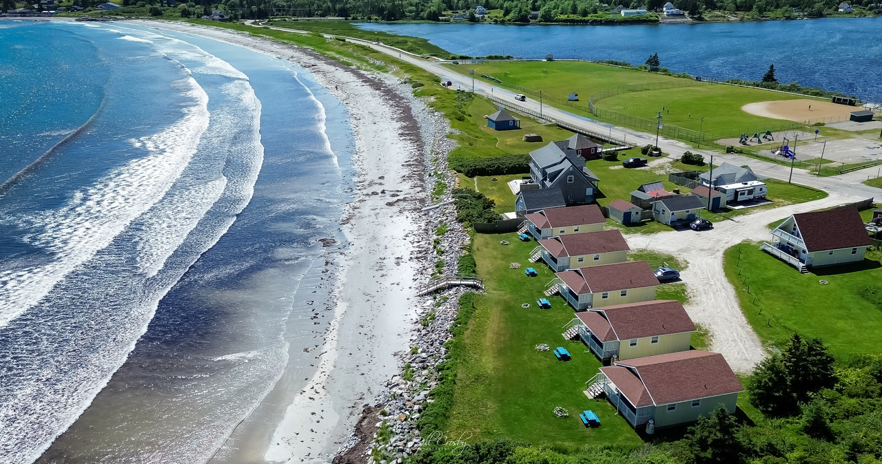 Cozy Oceanfront Cottage · 2 Bedrooms · Pet Friendly — photo 5