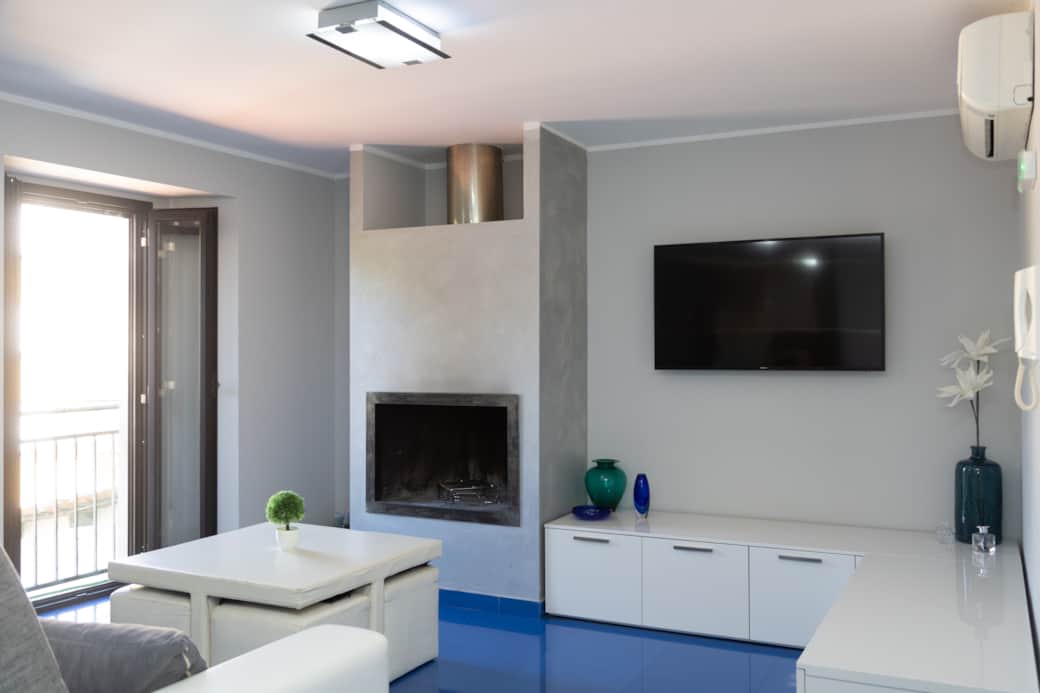 Soggiorno con camino funzionante e smart TV Soggiorno con camino funzionante e smart TV