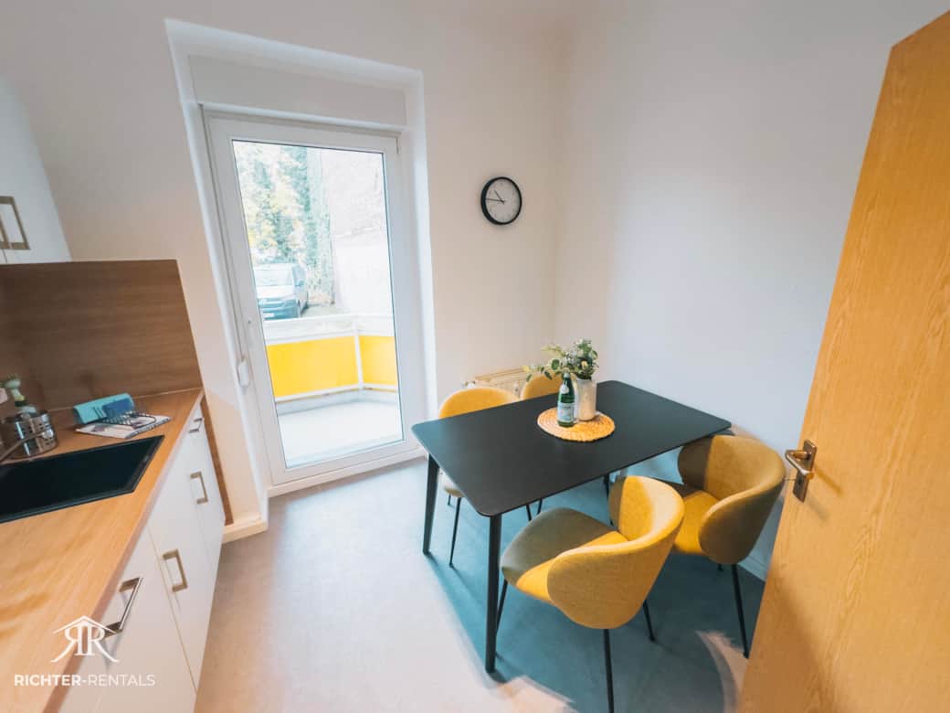 Küche mit Essbereich & Zugang zum Balkon 