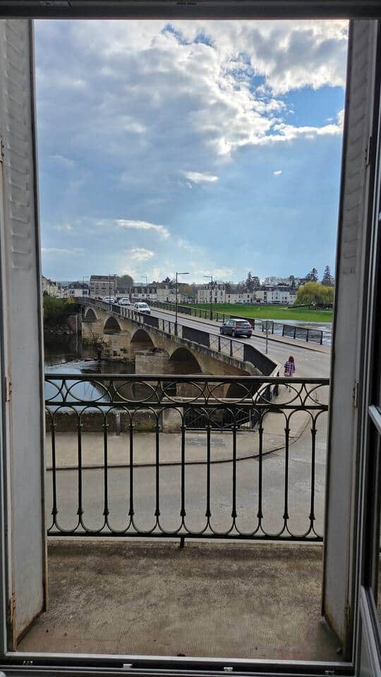 vue sur le pont depuis le balcon au fil de l'eau locationdetourain.com