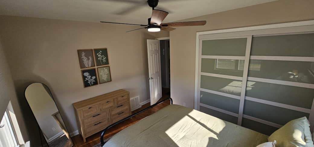 Master Bedroom - Queen Bed