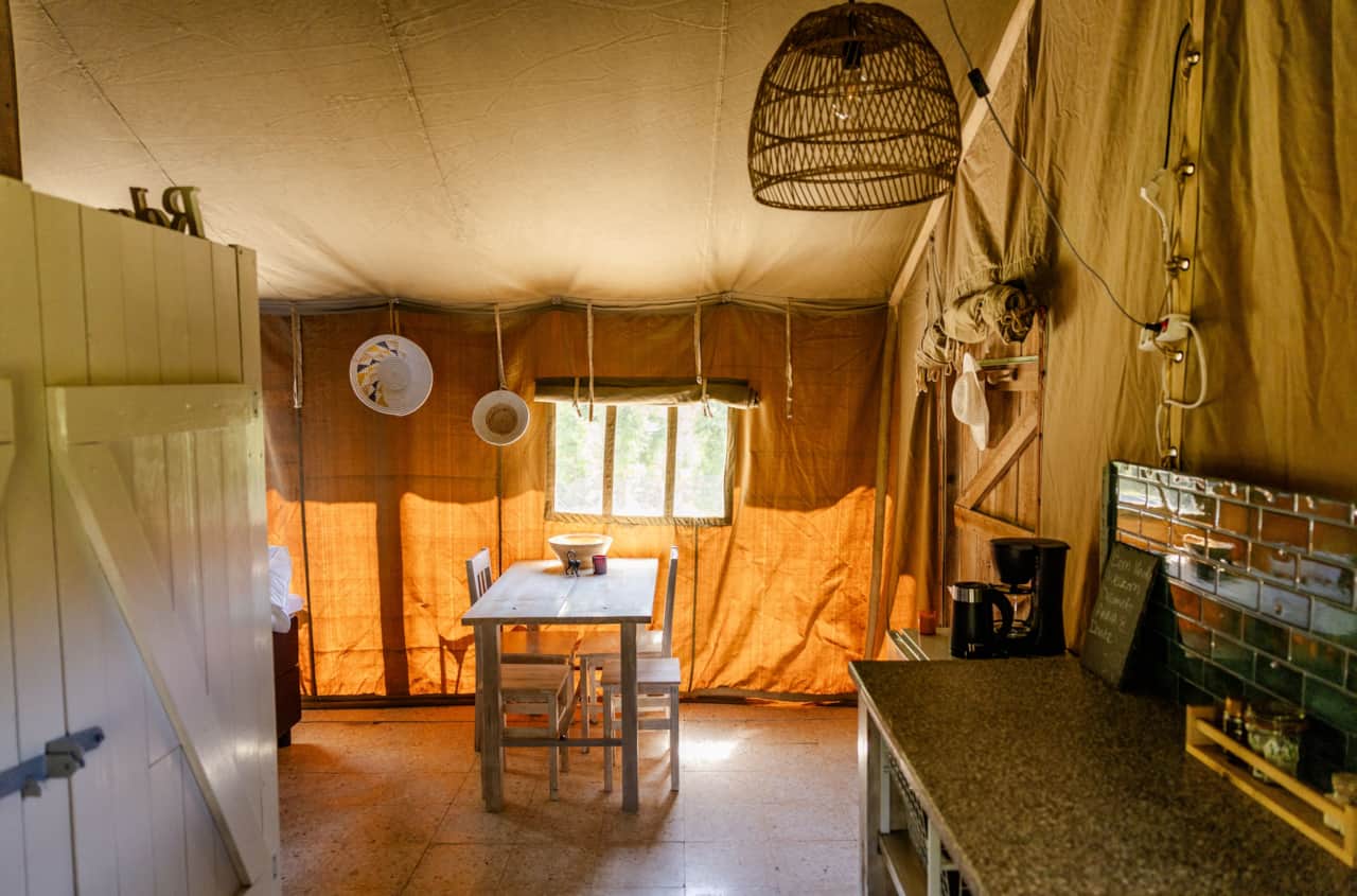 Safaritent Afrika keuken en eettafel
