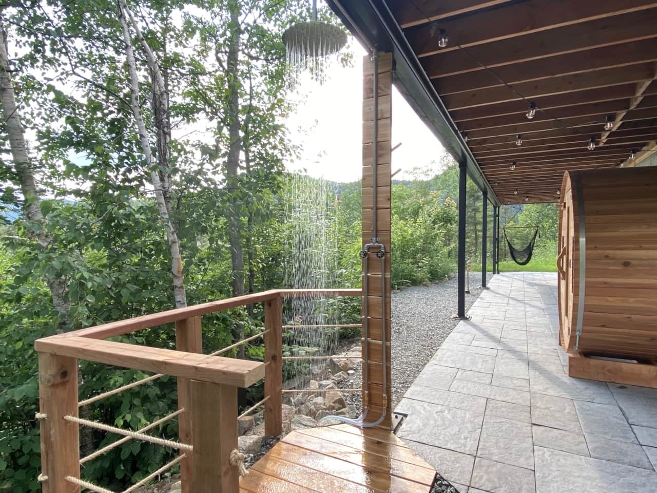 Douche extérieure, sauna finlandais et chaise-hamac