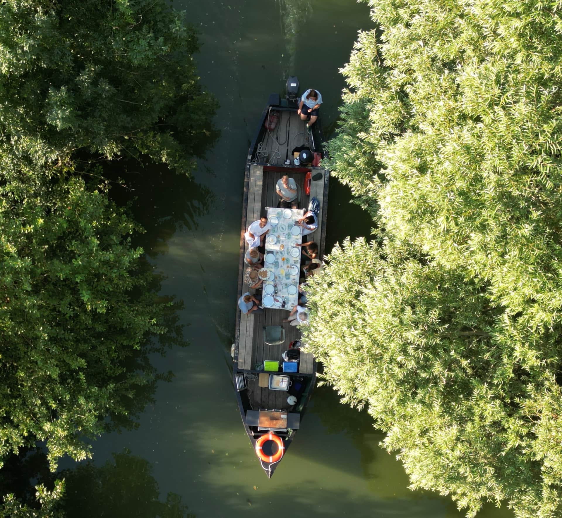 Navigation en bacove dans les marais