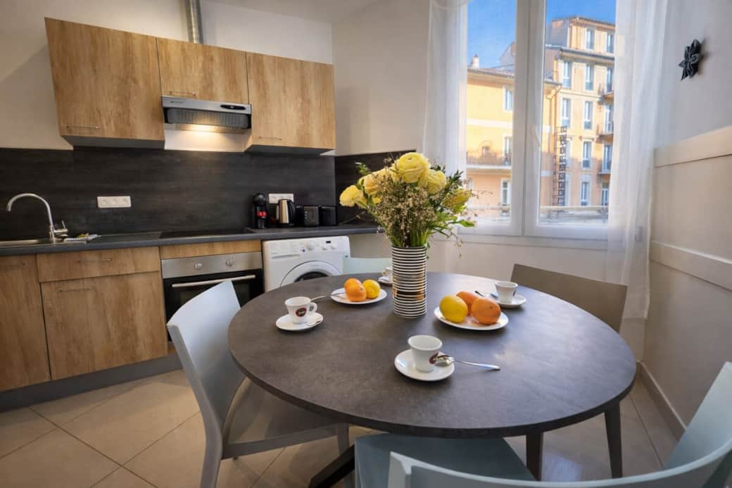 Cuisine entièrement équipée avec four, plaques, machine à laver et tout le nécessaire pour cuisiner et machine à café Dolce Gusto. Cuisine entièrement équipée avec four, plaques, machine à laver et tout le nécessaire pour cuisiner et machine à café Dolce Gusto.