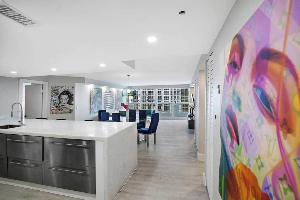 Front entry, fully equipped kitchen, dining area