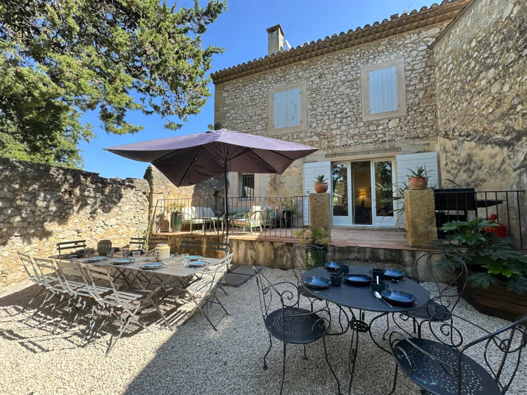 entrée, terrasse, parasol, salon de jardin, espace repas, extérieur, tables, chaises