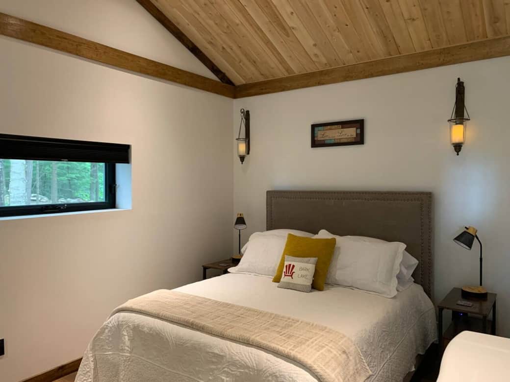 Peaceful sleeps with only the sounds of nature. In the spring the frogs will lull you to sleep from the nearby pond. Overhead fan to keep you cool on the hot Summer nights.