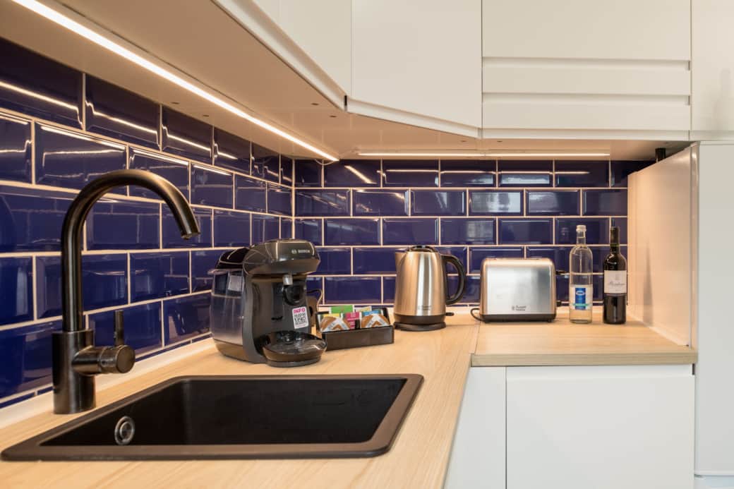 Arbeitsplatte mit Wasserkocher, Kaffeemaschine und Toaster